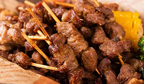 食尚是個(gè)輪回?迷你肉串走紅,東方甄選、大莊園、大希地、皓月等集體“擼小串”